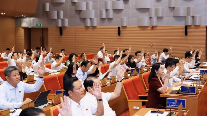 Các đại biểu Hội đồng nhân dân thành phố Hà Nội thống nhất thông qua nội dung kỳ họp.