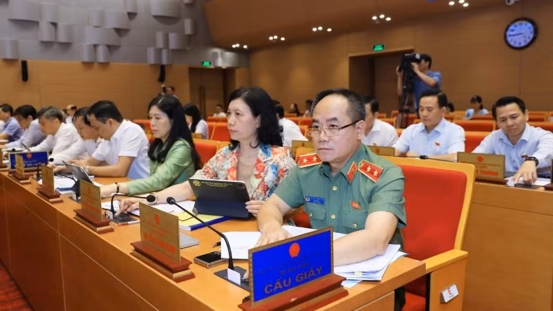 Trung tướng Nguyễn Thanh Tùng, Giám đốc Công an thành phố Hà Nội trình bày Tờ trình tại kỳ họp.
