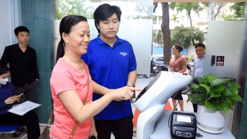 Người dân trải nghiệm quy trình tiếp dân hoàn toàn mới, robot AI tại phường Cửa Nam (Ảnh: LÊ HẢI)