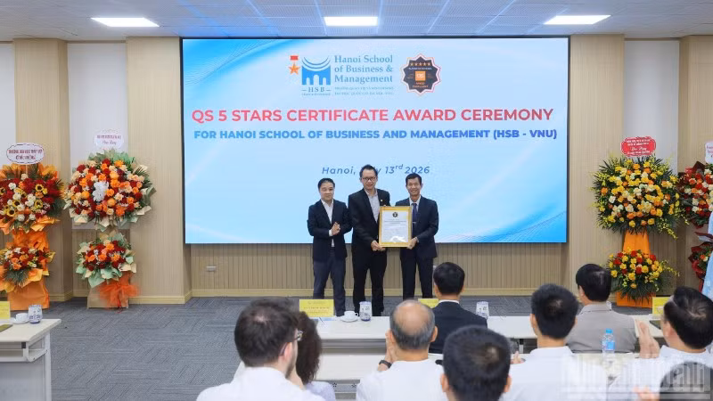 Đại diện QS Quacquarelli Symonds (Vương quốc Anh) trao chứng nhận đạt chuẩn xếp hạng quốc tế QS Stars 5 sao cho Trường Quản trị và Kinh doanh.