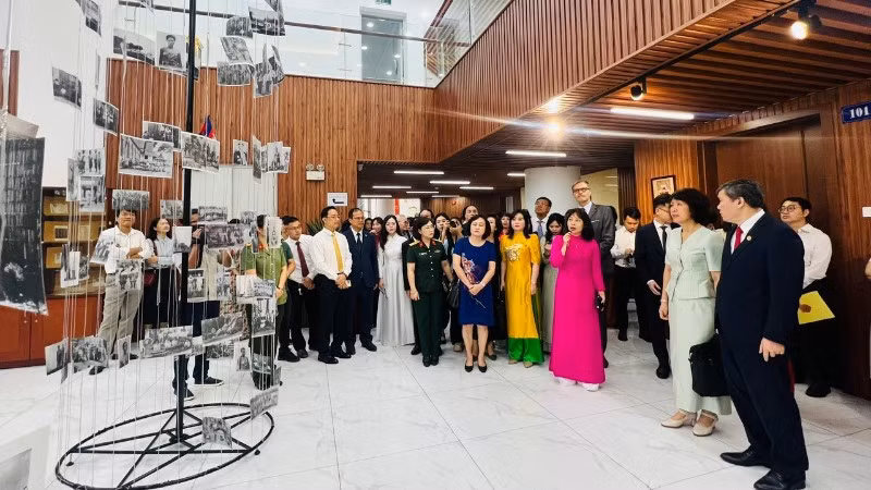 Các đại biểu tham quan không gian trưng bày. 