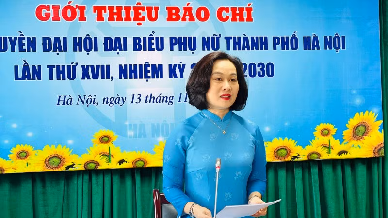 Bà Phạm Thị Thanh Hương, Phó Chủ tịch Thường trực Hội Liên hiệp Phụ nữ Hà Nội, phát biểu tại cuộc họp báo.