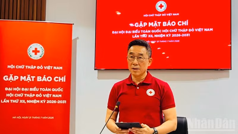 Phó Chủ tịch, Tổng Thư ký Trung ương Hội Chữ thập đỏ Việt Nam Nguyễn Hải Anh phát biểu tại cuộc gặp mặt báo chí. 