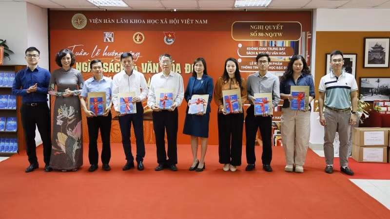 Ban tổ chức trao tặng sách cho các đơn vị. 