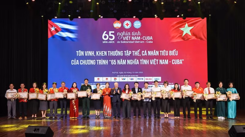 Tôn vinh, khen thưởng các tập thể, cá nhân tiêu biểu của Chương trình vận động ủng hộ nhân dân Cuba. 