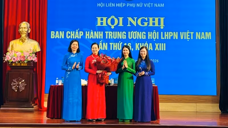 Thường trực Đoàn Chủ tịch Trung ương Hội Liên hiệp Phụ nữ Việt Nam chúc mừng tân Chủ tịch Hội Liên hiệp Phụ nữ Việt Nam Lê Thị Thủy. 