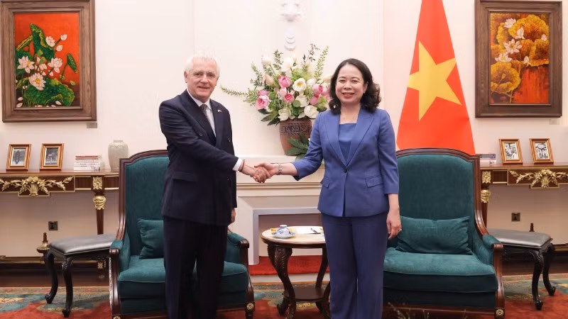 Phó Chủ tịch nước Võ Thị Ánh Xuân và Đại sứ Argentina tại Việt Nam Marcos Antonio Bednarski.