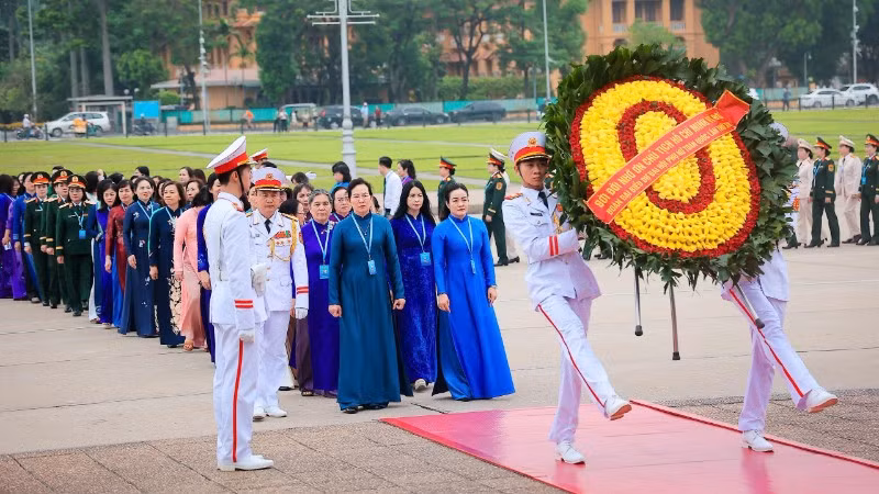 Chủ tịch Hội Liên hiệp Phụ nữ Việt Nam Lê Thị Thủy dẫn đầu đoàn đại biểu vào Lăng viếng Chủ tịch Hồ Chí Minh.