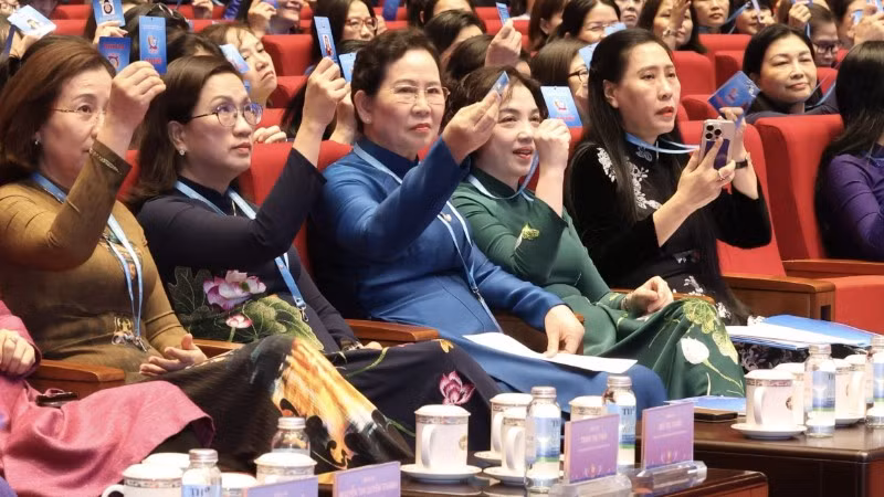 Các đại biểu bầu Đoàn Chủ tịch, Đoàn Thư ký Đại hội và Ban Thẩm tra tư cách đại biểu.