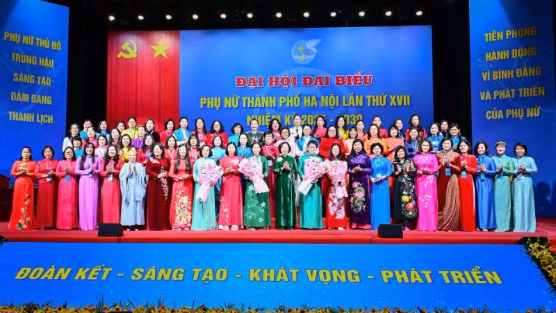 Ban Chấp hành Hội Liên hiệp Phụ nữ Hà Nội khóa XVII ra mắt Đại hội. (Ảnh: BẢO LONG)