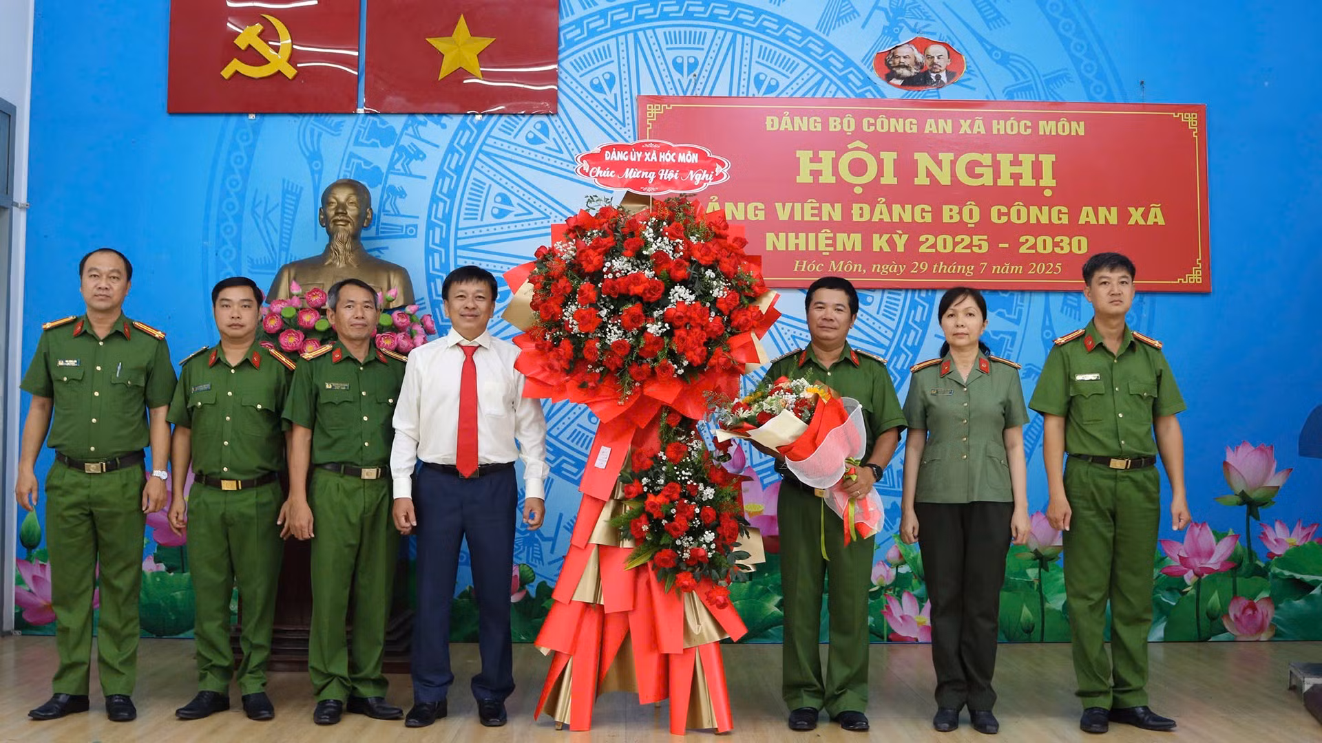 Chủ tịch Ủy ban nhân dân xã Hóc Môn Trần Văn Chiến tặng hoa chúc mừng Hội nghị Đảng viên Đảng bộ Công an xã nhiệm kỳ 2025-2030.