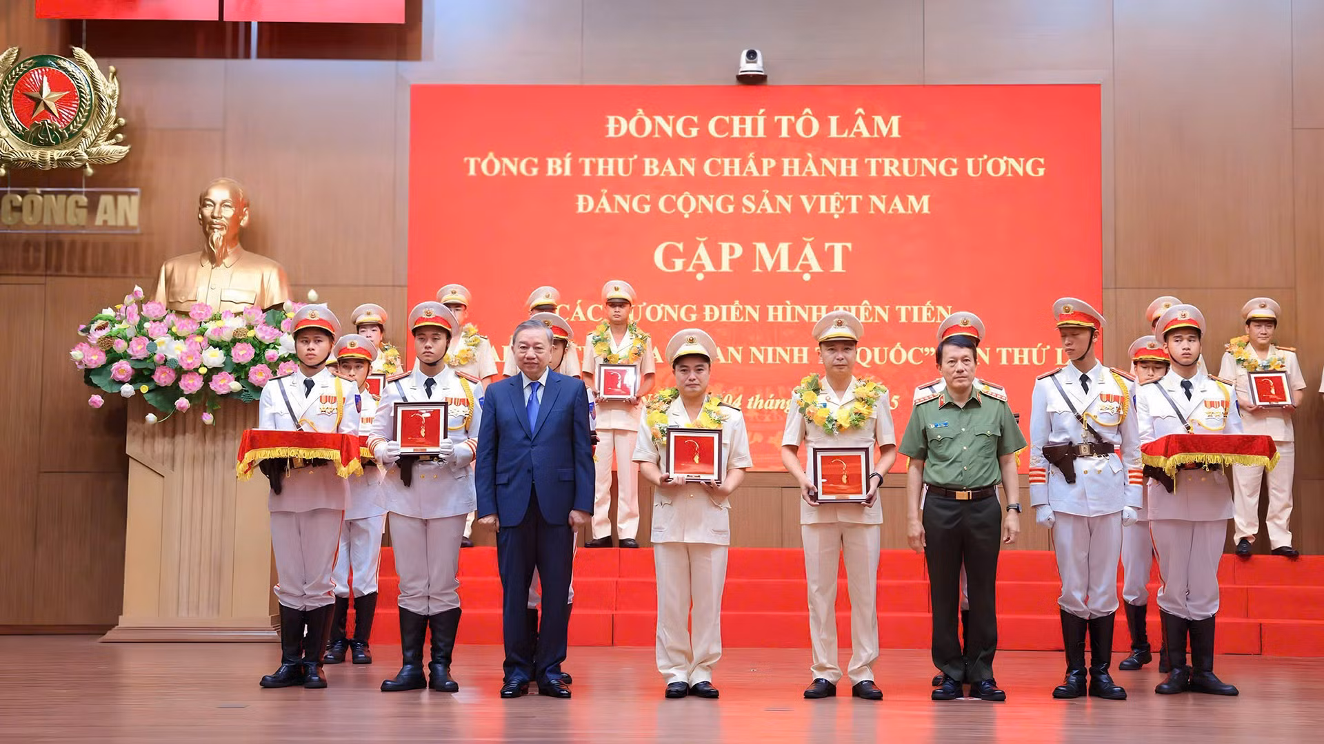 Trung tá Khúc Thanh Tuấn là 1 trong các gương điển hình Công an nhân dân Việt Nam được tuyên dương năm 2025, vinh dự được Tổng Bí thư Tô Lâm gặp mặt vào ngày 4/8/2025 trước thềm Đại hội thi đua “Vì an ninh Tổ quốc” lần thứ IX.