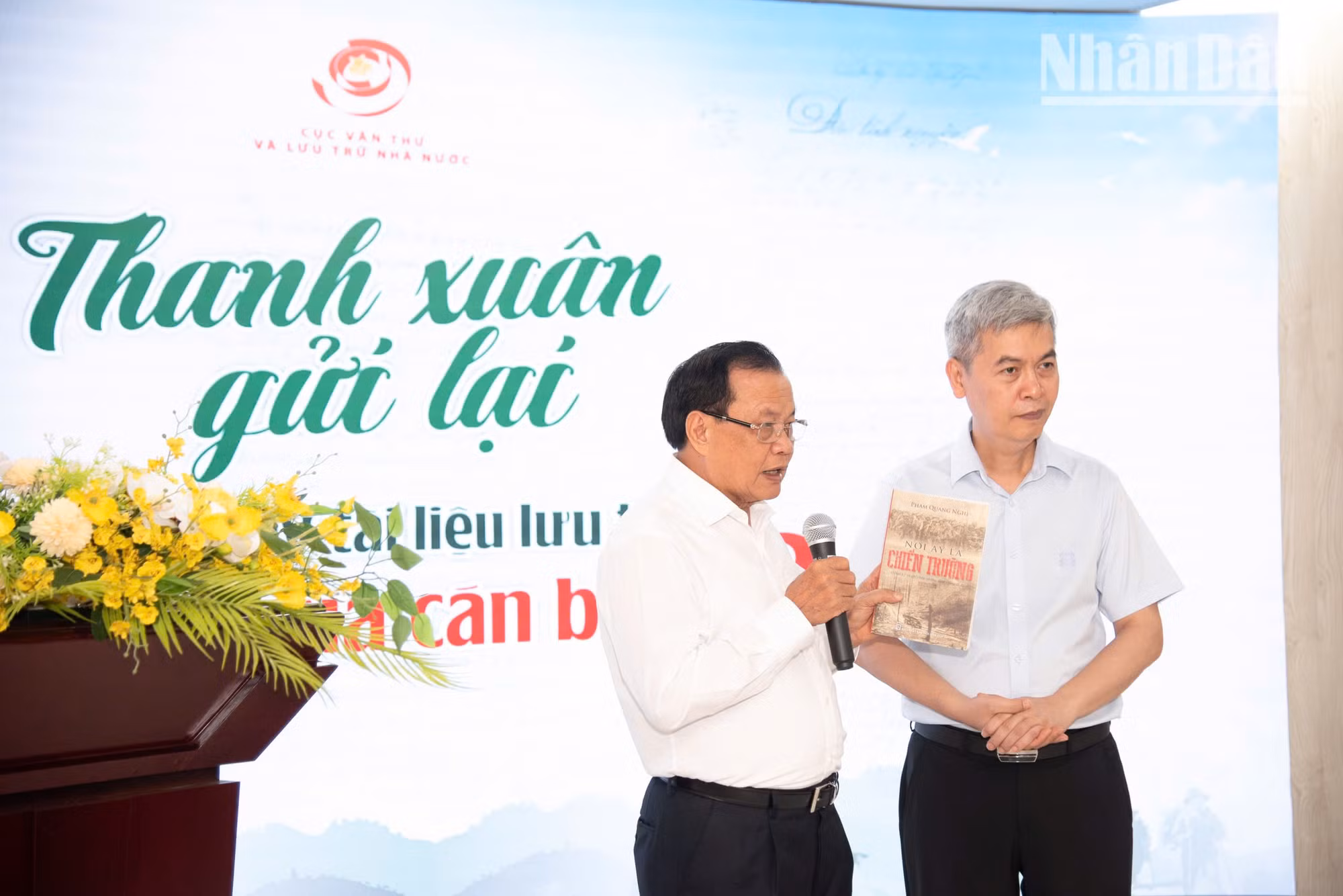 ong-pham-quang-nghi-trao-tang-sach-noi-do-la-chien-truong.jpg