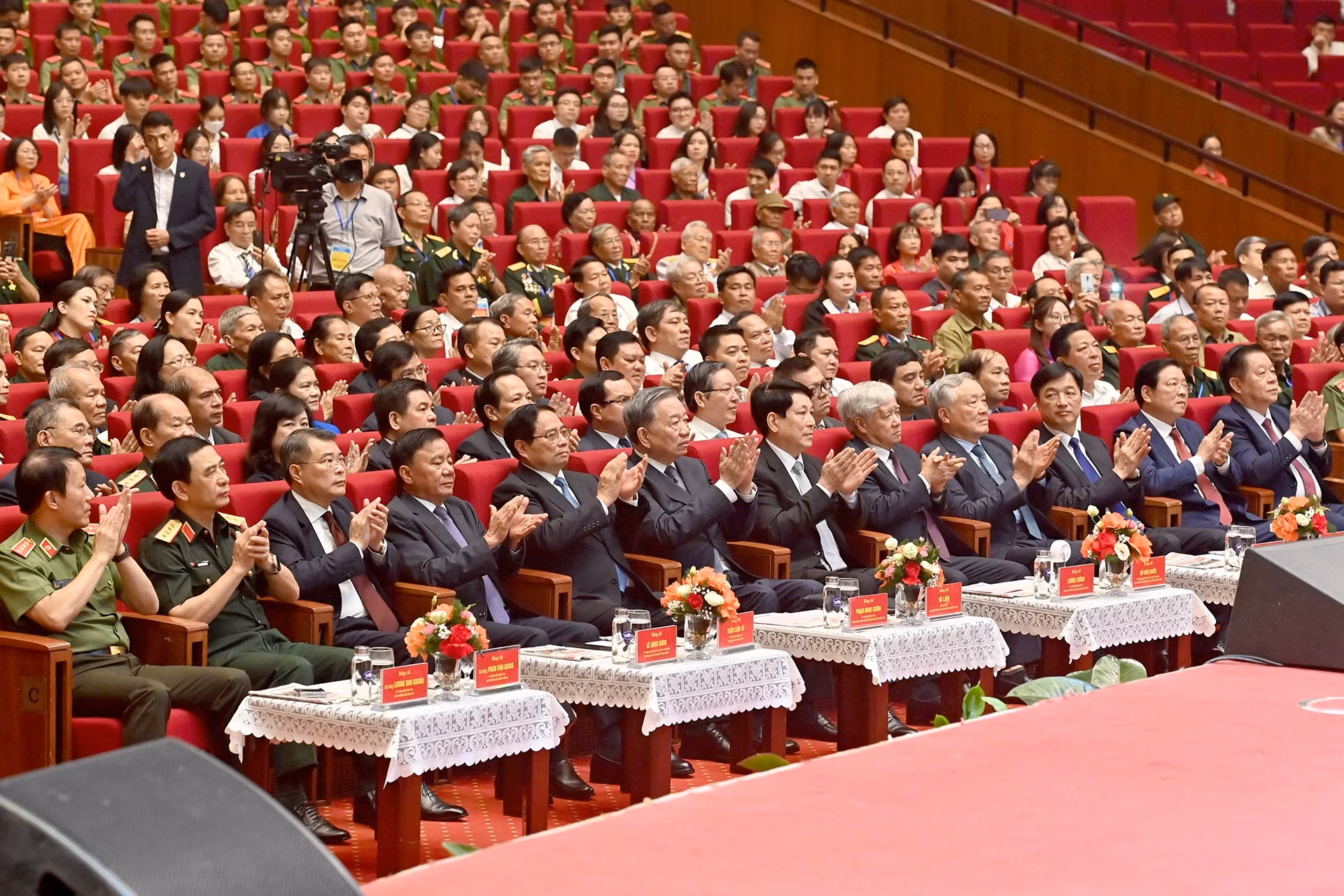 tong-bi-thu-du-gap-mat-nguoi-co-cong-2025-1.jpg