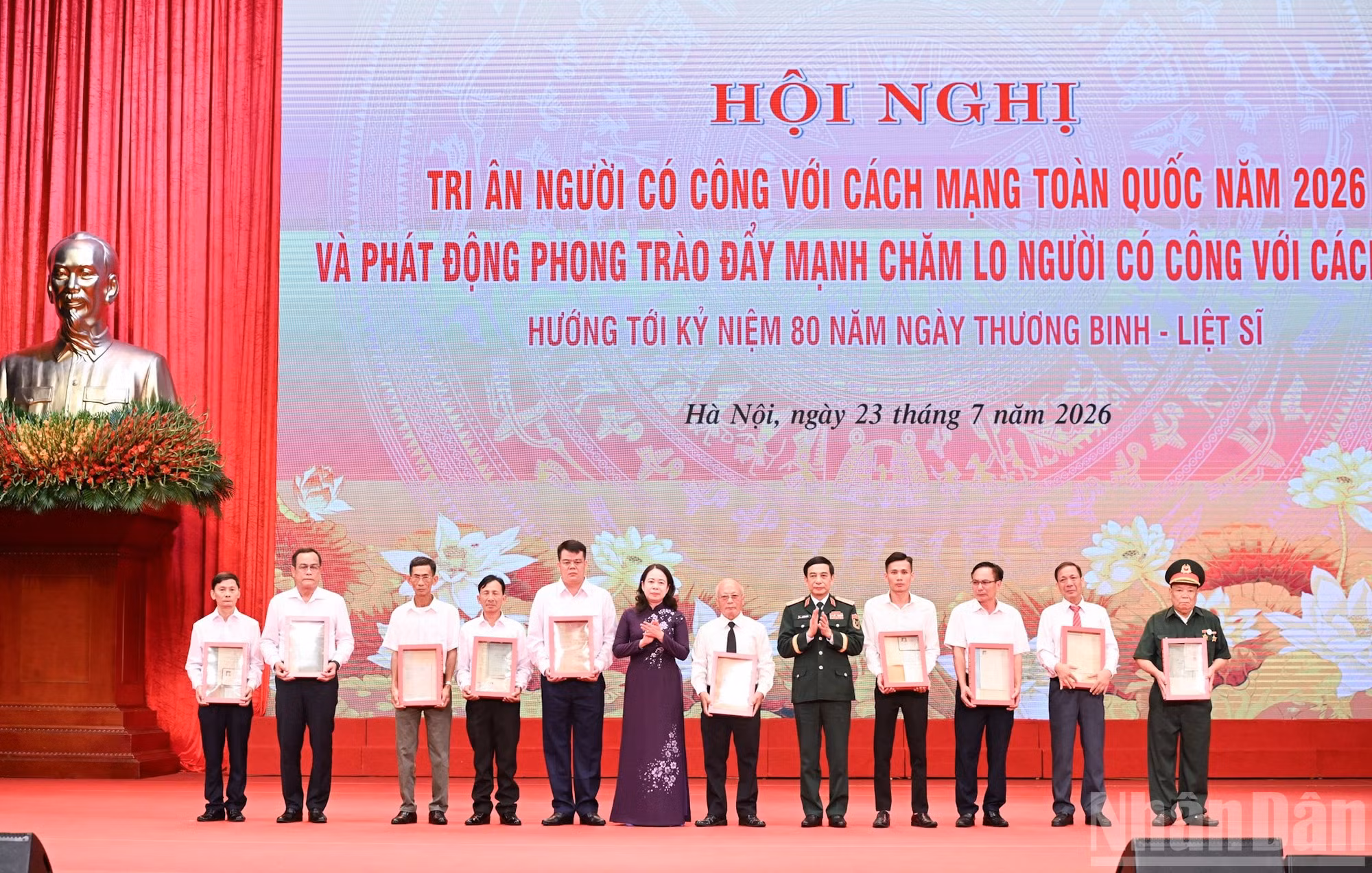 ndo_br_trao-ky-vat-cho-than-nhan-liet-si-di-b.jpg