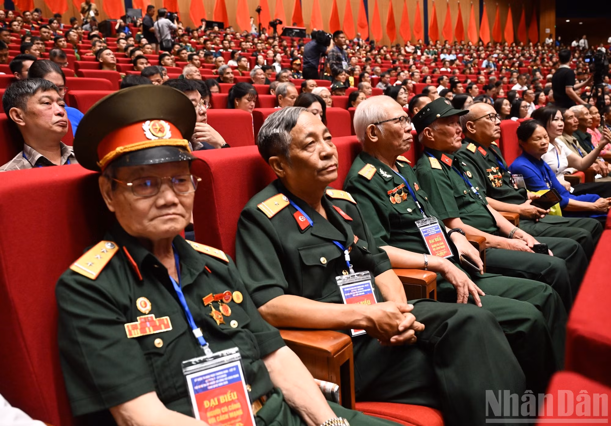 Các đại biểu người có công với cách mạng dự hội nghị. (Ảnh TRẦN HẢI)