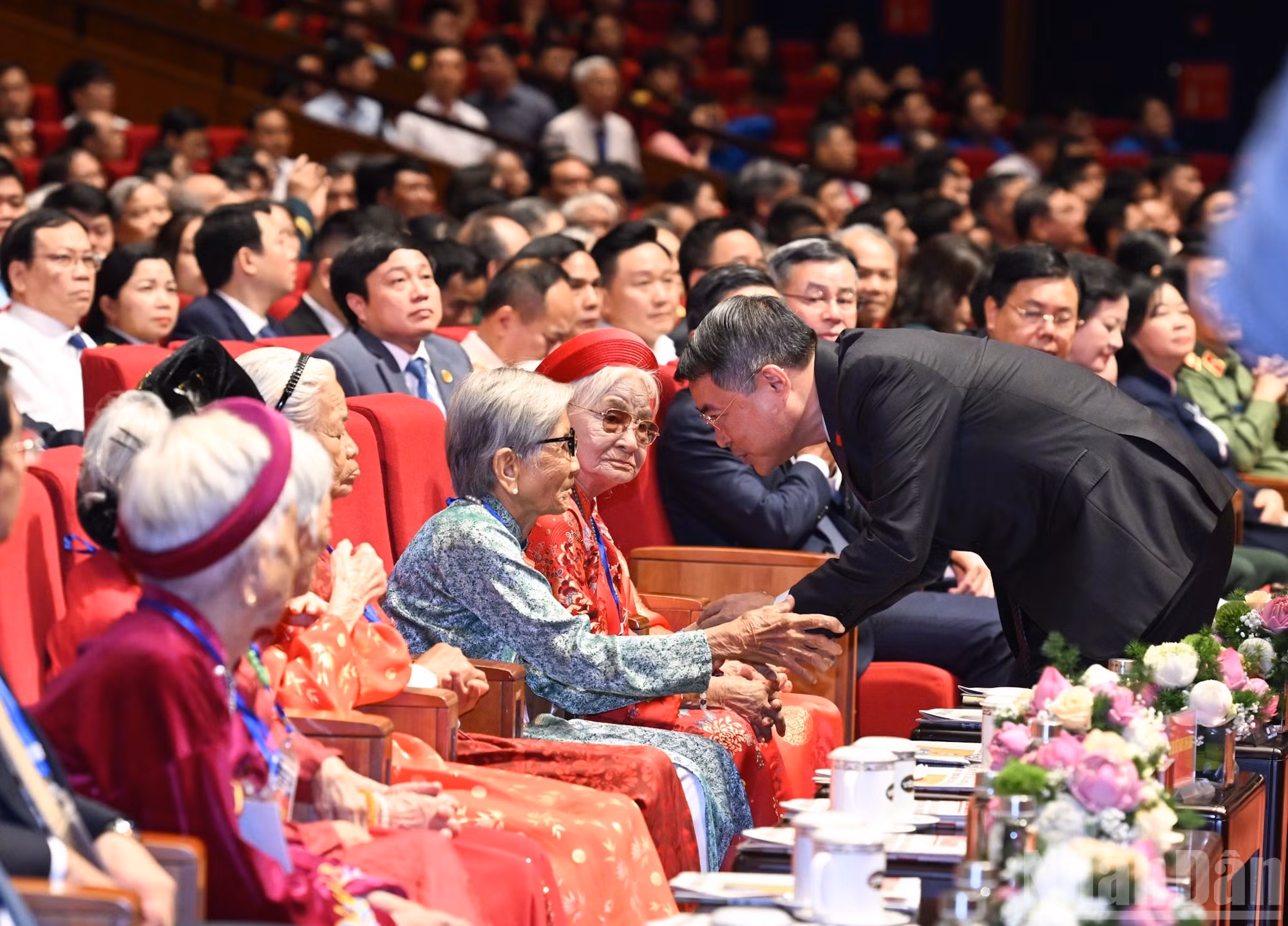 Thủ tướng Lê Minh Hưng thăm hỏi các Mẹ Việt Nam Anh hùng tại Hội nghị tri ân người có công với cách mạng toàn quốc năm 2026.