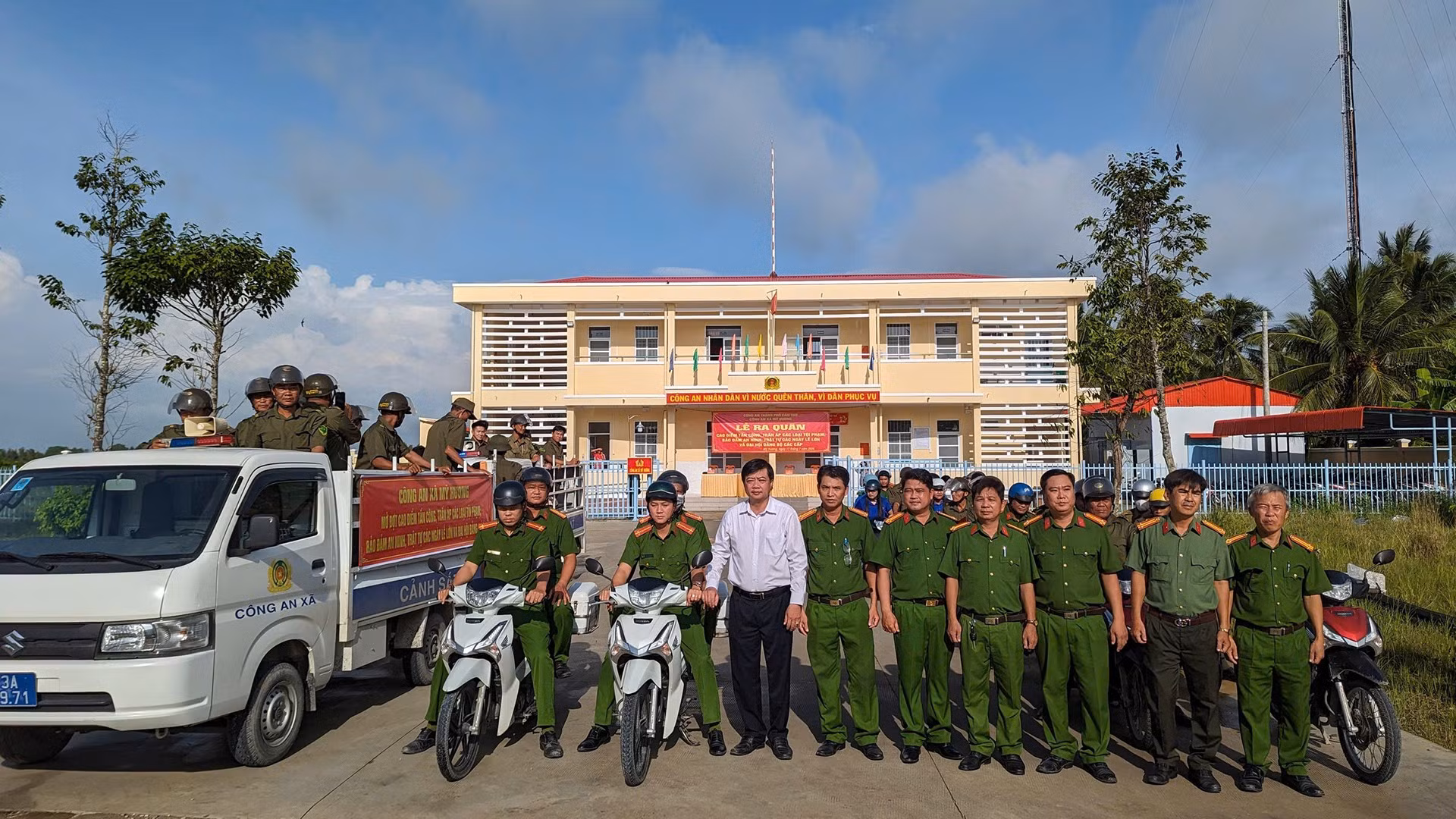 Công an xã Mỹ Hương ra quân trấn áp tội phạm.