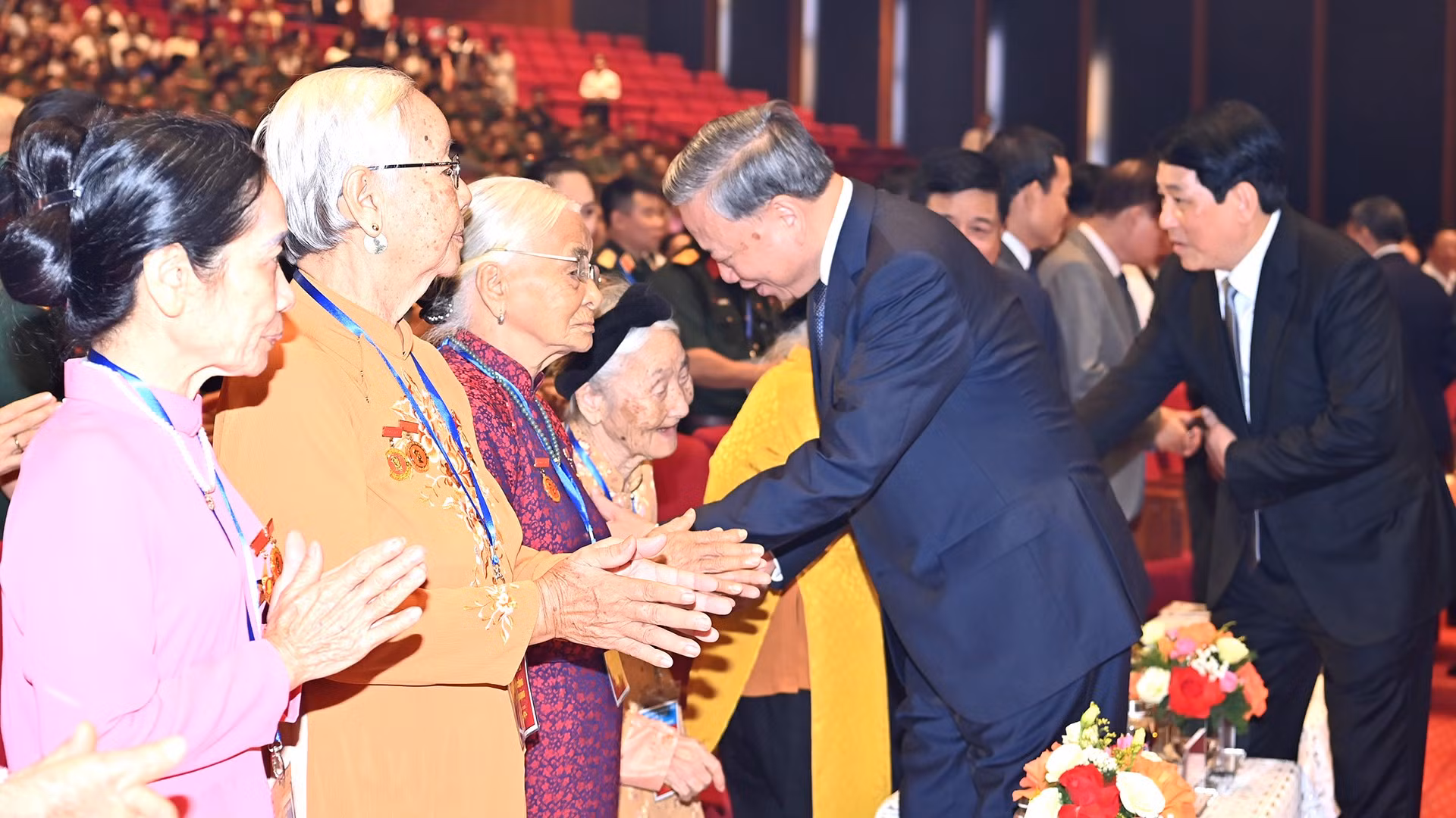 Tổng Bí thư Tô Lâm và các đồng chí lãnh đạo Đảng, Nhà nước thăm hỏi các Bà mẹ Việt Nam Anh hùng, người có công, nhân chứng lịch sử tiêu biểu tại chương trình Gặp mặt.