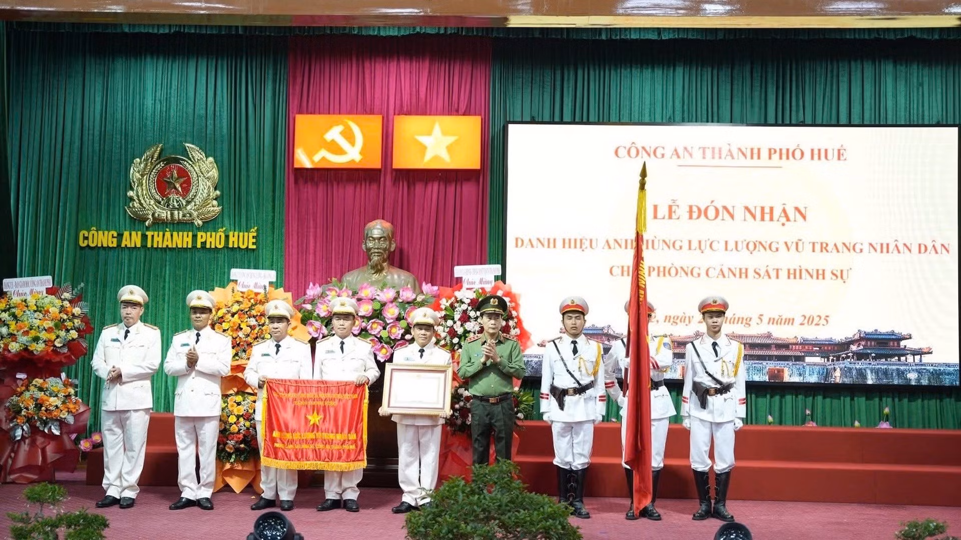 Phòng Cảnh sát hình sự Công an thành phố Huế vinh dự được phong tặng danh hiệu Anh hùng Lực lượng vũ trang nhân dân.