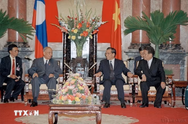Tổng Bí thư Nông Đức Mạnh, Chủ tịch nước Trần Đức Lương tiếp Chủ tịch Đảng, Chủ tịch nước Lào Khamtay Siphandone thăm hữu nghị chính thức Việt Nam (2002). (Ảnh: Nguyễn Khang/TTXVN) Tổng Bí thư Nông Đức Mạnh, Chủ tịch nước Trần Đức Lương tiếp Chủ tịch Đảng, Chủ tịch nước Lào Khamtay Siphandone thăm hữu nghị chính thức Việt Nam (2002). (Ảnh: Nguyễn Khang/TTXVN)
