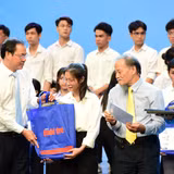 “Tiếp sức đến trường” học bổng khởi hành từ những người làm báo 