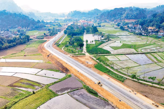 Dự án tuyến đường cách mạng được đầu tư tại xã Tân Trào (tỉnh Tuyên Quang) góp phần thúc đẩy phát triển du lịch, dịch vụ, kinh tế-xã hội gắn với quốc phòng, an ninh. (Ảnh ĐỨC THẮNG)