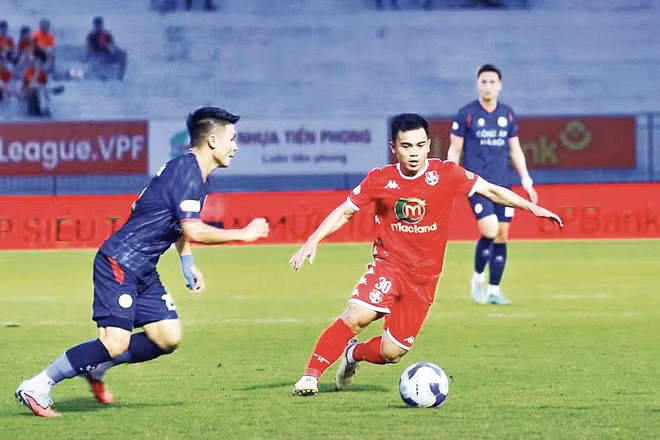 Dù rất nỗ lực, nhưng các cầu thủ Hải Phòng (áo đỏ) không thể có bàn thắng.