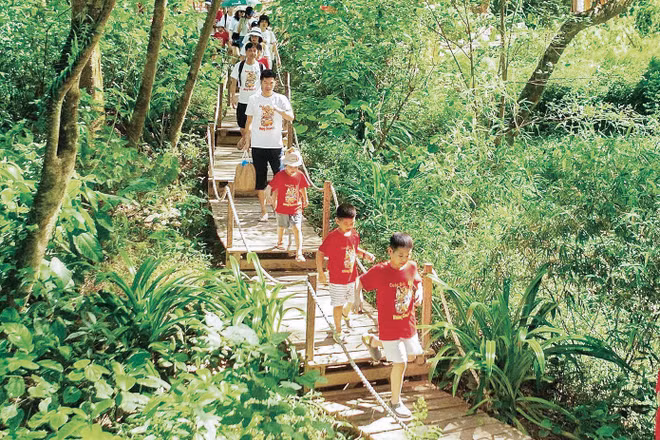 Khách du lịch đến trải nghiệm các dịch vụ ở Ozo Park, tỉnh Quảng Trị.
