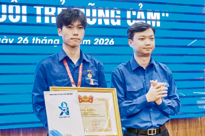 Lãnh đạo Trung ương Đoàn trao Bằng khen và Huy hiệu “Tuổi trẻ dũng cảm” tặng Nguyễn Lê Tú. (Ảnh: TUẤN VŨ)
