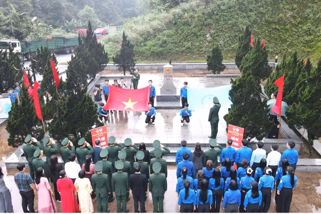 Lễ chào cờ “Tôi yêu Tổ quốc tôi” tại cột mốc 476. (Ảnh: NGÔ TUẤN)