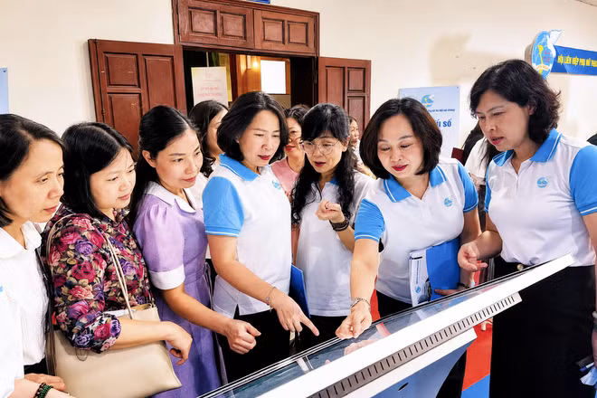 Các cấp Hội Liên hiệp Phụ nữ đẩy mạnh nâng cao kỹ năng số cho hội viên. (Ảnh THÚY ÁNH)