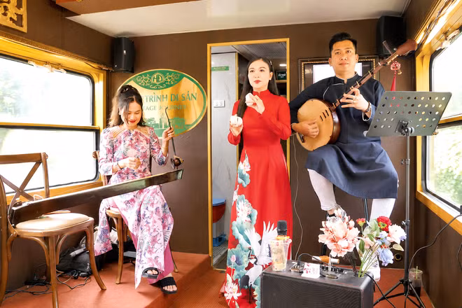 Biểu diễn nghệ thuật trong toa cộng đồng trên chuyến tàu “Kết nối di sản miền trung”. (Ảnh: TRẦN VŨ THÀNH)