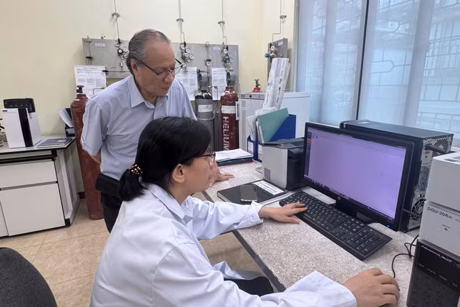 Giáo sư, Tiến sĩ Phạm Hùng Việt hướng dẫn cán bộ Phòng Thí nghiệm trọng điểm công nghệ phân tích mẫu chứa hợp chất PFAS bằng hệ thống sắc ký lỏng hiệu năng cao ghép nối khối phổ hai lần (HPLC-MS/MS).