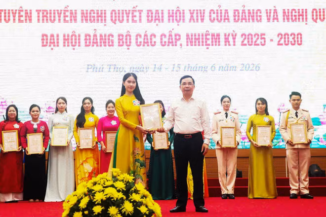 Đồng chí Bùi Huy Vĩnh, Phó Bí thư Tỉnh ủy Phú Thọ trao giải Nhất cho thí sinh.
