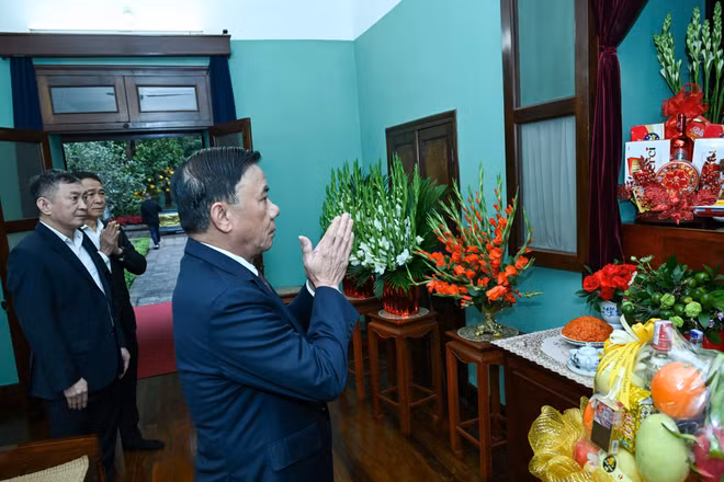 Thường trực Ban Bí thư dâng hương tưởng niệm Chủ tịch Hồ Chí Minh tại Nhà 67, Khu di tích Chủ tịch Hồ Chí Minh tại Phủ Chủ tịch. (Ảnh: DUY LINH)