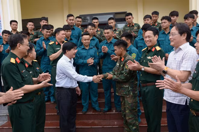 Phó Chủ tịch Ủy ban nhân dân tỉnh Đắk Lắk Nguyễn Thiên Văn và lãnh đạo Bộ Chỉ huy Quân sự tỉnh động viên cán bộ, chiến sĩ lên đường nhận nhiệm vụ.