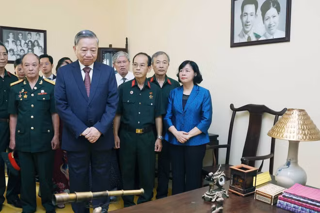 Tổng Bí thư Tô Lâm thăm di tích nhà số 48 Hàng Ngang. (Ảnh: THỐNG NHẤT/TTXVN)