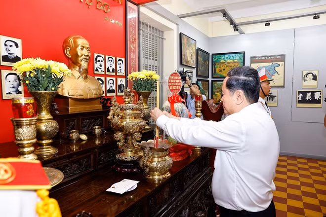 Chủ tịch Quốc hội Trần Thanh Mẫn dâng hương tưởng niệm Chủ tịch Hồ Chí Minh, các Anh hùng liệt sĩ tại nơi lưu niệm sự kiện Khởi nghĩa Nam Kỳ. (Ảnh: Doãn Tấn - TTXVN)