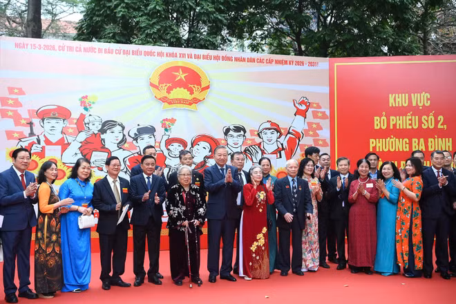 Tổng Bí thư Tô Lâm, Thường trực Ban Bí thư Trần Cẩm Tú, các đồng chí lãnh đạo và đại biểu, cử tri tại khu vực bỏ phiếu số 2, phường Ba Đình, thành phố Hà Nội. (Ảnh: ĐĂNG KHOA) 