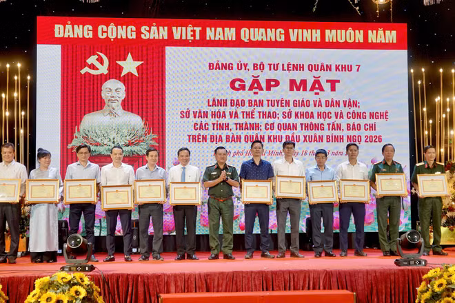 Đại diện Báo Nhân Dân tại khu vực miền Nam (thứ tư từ trái sang) nhận bằng khen từ Bộ Tư lệnh Quân khu 7. 