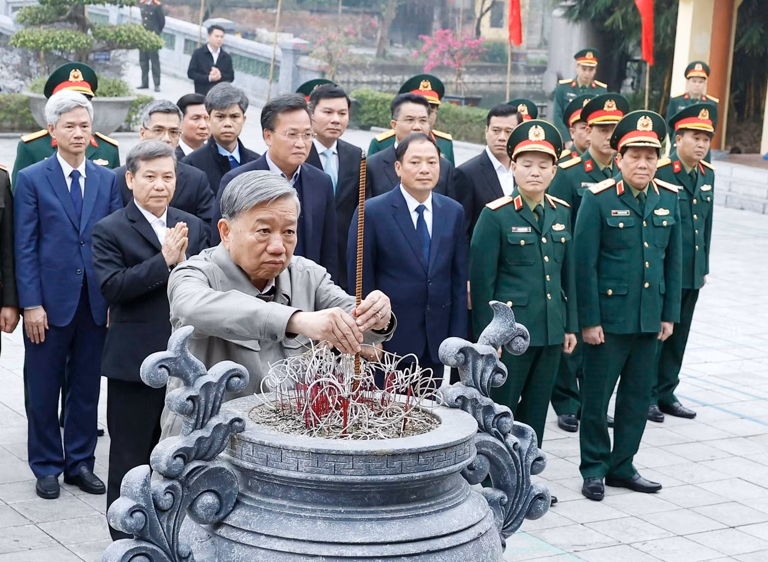 vna-potal-tong-bi-thu-to-lam-dang-huong-tuong-niem-cac-lanh-dao-tien-boi-cua-dang-8584396.jpg