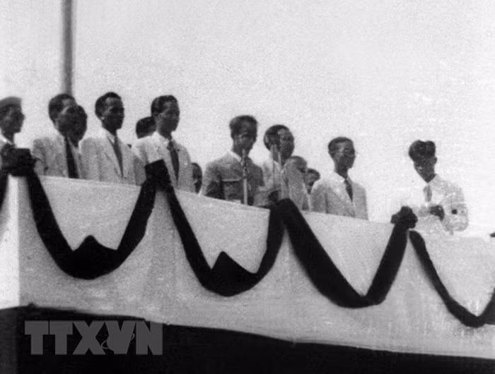 chu-tich-ho-chi-minh-va-cac-dai-bieu-tren-le-dai-doc-lap-nguon-tu-lieu-ttxvn.jpg