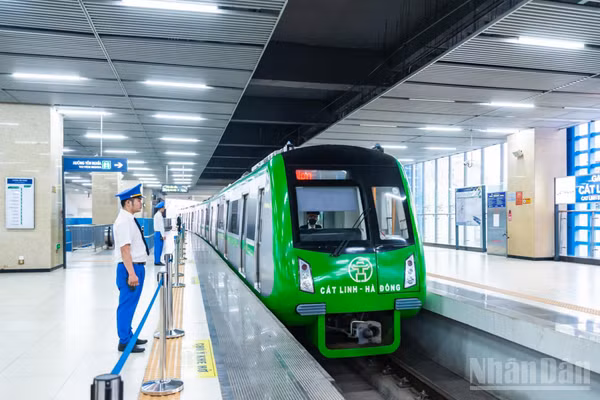 Từ 1/9, hành khách có thể sử dụng vé điện tử liên thông bằng thẻ giao thông vật lý gắn chip hoặc thẻ ảo trên ứng dụng “Thẻ vé giao thông HN”.