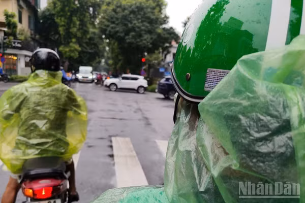 Tài xế công nghệ Grab Nguyễn Tác Nam khẳng định không có việc phát cơm cho tài xế công nghệ ở Hà Nội trong những ngày có những thông tin lan truyền kêu gọi các tài xế tắt app xe công nghệ.