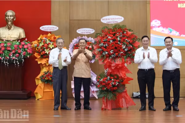 Tặng hoa chúc mừng, tri ân cán bộ Ban An ninh Quảng Đà và Ban An ninh Quảng Nam.