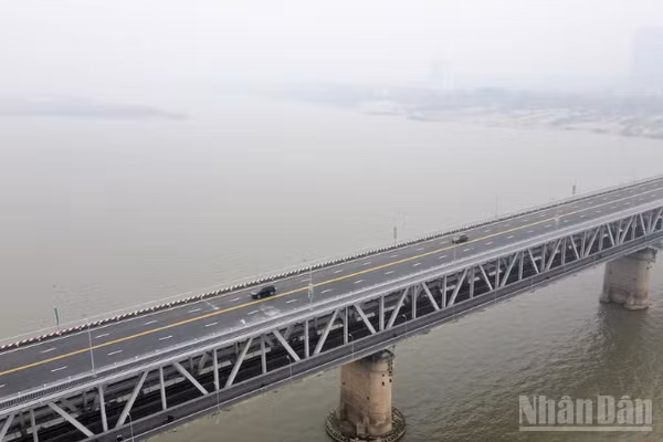 Cầu Thăng Long cấm toàn bộ ô-tô có tải trọng từ 2 tấn trở lên. (Ảnh: Báo Nhân Dân)