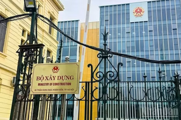 Trụ sở Bộ Xây dựng tọa lạc tại số 80 phố Trần Hưng Đạo, phường Cửa Nam, thành phố Hà Nội.