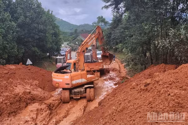 Công tác khắc phục hậu quả bão số 12 vẫn đang được các Khu Quản lý đường bộ tại miền trung thực hiện.