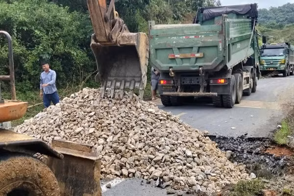 Khắc phục hậu quả mưa lớn gây thiệt hại lên hạ tầng giao thông tại tỉnh Nghệ An. (Ảnh: Sở Xây dựng tỉnh Nghệ An)